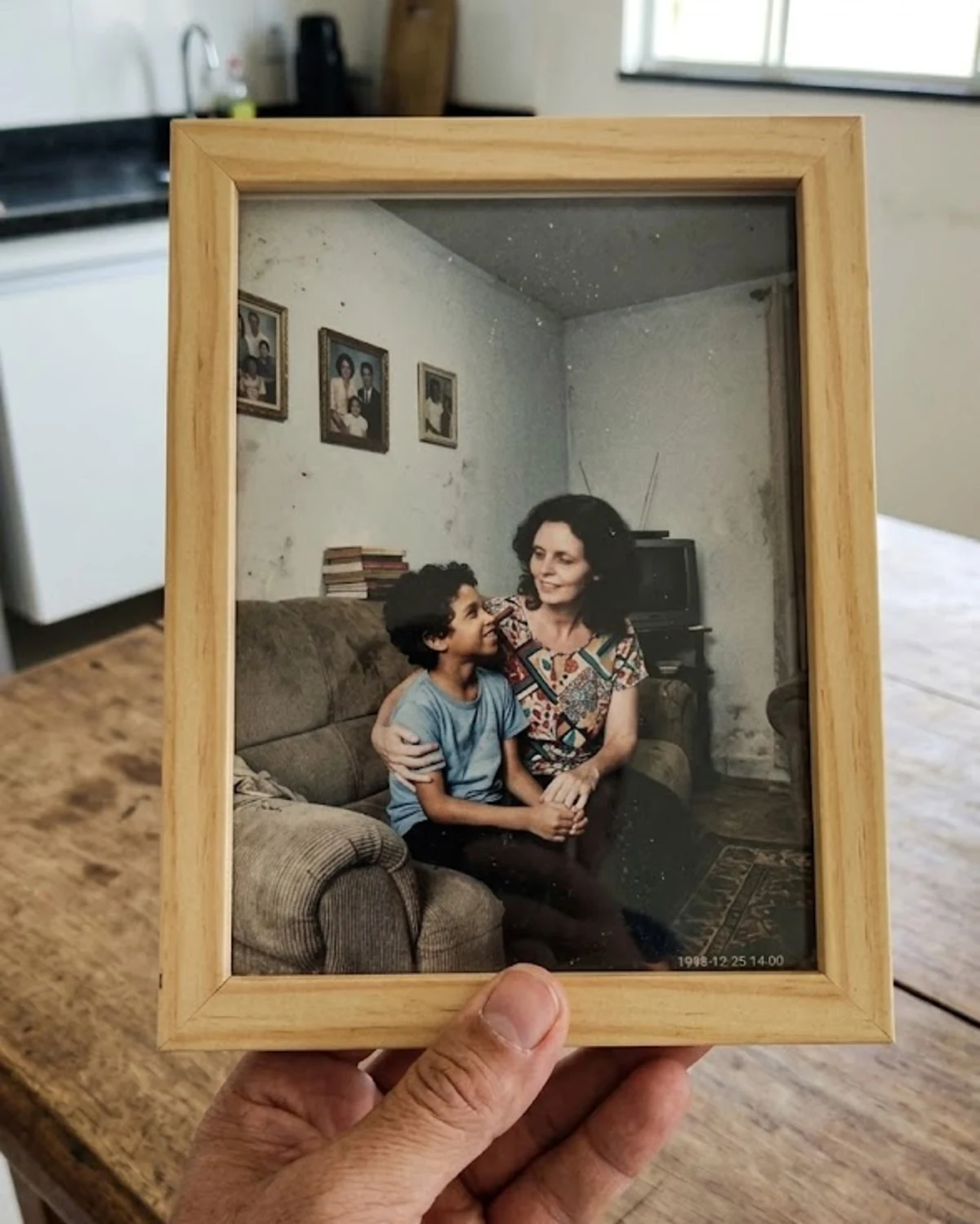 Foto antiga de Ricardo com a mãe
